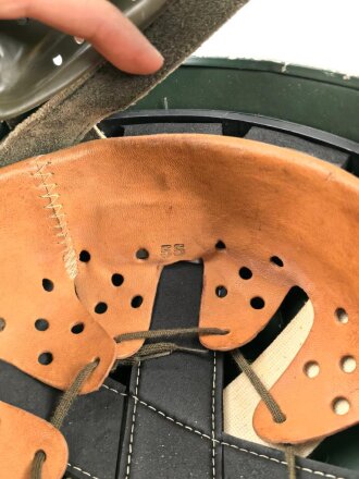 Bundesgrenzschutz, Stahlhelm für Fallschirmtruppe. Sehr guter Zustand, seitlich warum auch immer ein kleines Loch. Kopfgrösse 55