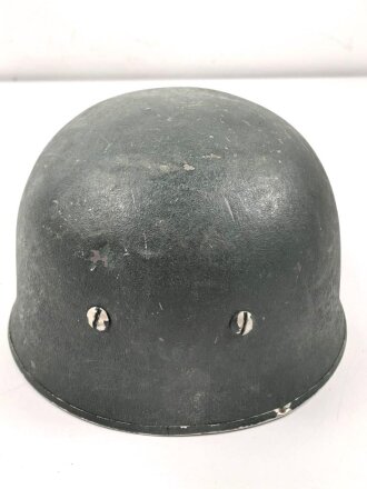 Bundesgrenzschutz, Stahlhelm für Fallschirmtruppe. Sehr guter Zustand, seitlich warum auch immer ein kleines Loch. Kopfgrösse 55
