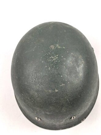 Bundesgrenzschutz, Stahlhelm für Fallschirmtruppe. Sehr guter Zustand, seitlich warum auch immer ein kleines Loch. Kopfgrösse 55