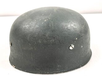 Bundesgrenzschutz, Stahlhelm für Fallschirmtruppe. Sehr guter Zustand, seitlich warum auch immer ein kleines Loch. Kopfgrösse 55