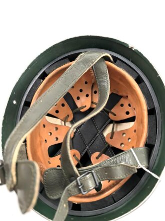 Bundesgrenzschutz, Stahlhelm für Fallschirmtruppe. Sehr guter Zustand, seitlich warum auch immer ein kleines Loch. Kopfgrösse 55