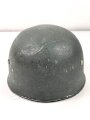 Bundesgrenzschutz, Stahlhelm für Fallschirmtruppe. Sehr guter Zustand, seitlich warum auch immer ein kleines Loch. Kopfgrösse 55