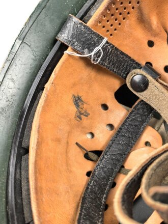 Bundesgrenzschutz, Stahlhelm für Fallschirmtruppe. Neuzeitlich gesandet und lackiert, Kopfgrösse 57