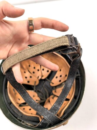 Bundesgrenzschutz, Stahlhelm für Fallschirmtruppe. Neuzeitlich gesandet und lackiert, Kopfgrösse 57