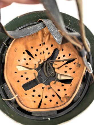 Bundesgrenzschutz, Stahlhelm für Fallschirmtruppe. Neuzeitlich gesandet und lackiert, Kopfgrösse 57