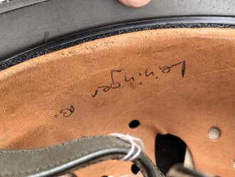 Bundeswehr, Stahlhelm für Fallschirmtruppe. Die Glocke Originallack, das Innenfutter entweder eine bastelei oder ein versuch