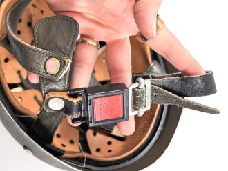 Bundeswehr, Stahlhelm für Fallschirmtruppe. Die Glocke Originallack, das Innenfutter entweder eine bastelei oder ein versuch