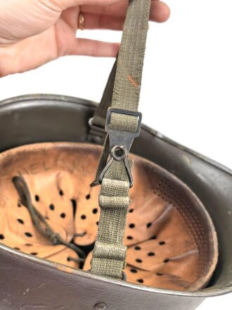 Bundeswehr, Stahlhelm alter Art, Kopfgrösse 55-57, seitliche Delle