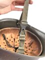 Bundeswehr, Stahlhelm alter Art, Kopfgrösse 55-57, seitliche Delle