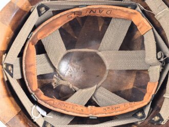 Innenhelm für einen zweiteilgen Stahlhelm nach dem amerikanischen Modell M1. Blauer Originallack, die Klammern am Schweißband defekt. datiert 1956