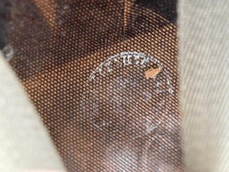 Innenhelm für einen zweiteilgen Stahlhelm nach dem amerikanischen Modell M1. Blauer Originallack, die Klammern am Schweißband defekt. datiert 1956