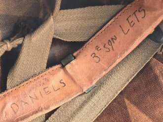 Innenhelm für einen zweiteilgen Stahlhelm nach dem amerikanischen Modell M1. Blauer Originallack, die Klammern am Schweißband defekt. datiert 1956
