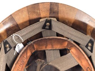 Innenhelm für einen zweiteilgen Stahlhelm nach dem amerikanischen Modell M1. Blauer Originallack, die Klammern am Schweißband defekt. datiert 1956