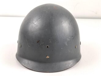 Innenhelm für einen zweiteiligen Stahlhelm nach dem amerikanischen Modell M1. Blauer Originallack, die Klammern am Schweißband defekt. datiert 1956