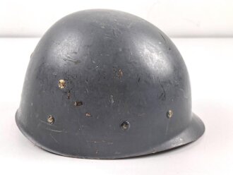 Innenhelm für einen zweiteiligen Stahlhelm nach dem amerikanischen Modell M1. Blauer Originallack, die Klammern am Schweißband defekt. datiert 1956