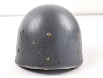 Innenhelm für einen zweiteiligen Stahlhelm nach dem amerikanischen Modell M1. Blauer Originallack, die Klammern am Schweißband defekt. datiert 1956