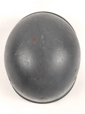 Innenhelm für einen zweiteiligen Stahlhelm nach dem amerikanischen Modell M1. Blauer Originallack, die Klammern am Schweißband defekt. datiert 1956