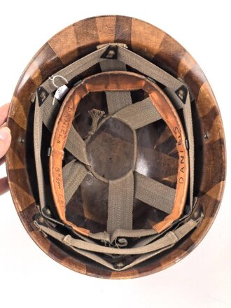 Innenhelm für einen zweiteiligen Stahlhelm nach dem amerikanischen Modell M1. Blauer Originallack, die Klammern am Schweißband defekt. datiert 1956