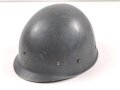 Innenhelm für einen zweiteilgen Stahlhelm nach dem amerikanischen Modell M1. Blauer Originallack, die Klammern am Schweißband defekt. datiert 1956