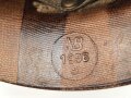 Innenhelm für einen zweiteilgen Stahlhelm nach dem amerikanischen Modell M1. Blauer Originallack, die Klammern am Schweißband defekt. datiert 1956