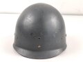 Innenhelm für einen zweiteilgen Stahlhelm nach dem amerikanischen Modell M1. Blauer Originallack, die Klammern am Schweißband defekt. datiert 1956
