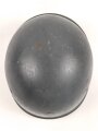 Innenhelm für einen zweiteilgen Stahlhelm nach dem amerikanischen Modell M1. Blauer Originallack, die Klammern am Schweißband defekt. datiert 1956