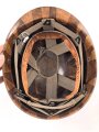 Innenhelm für einen zweiteilgen Stahlhelm nach dem amerikanischen Modell M1. Blauer Originallack, die Klammern am Schweißband defekt. datiert 1956