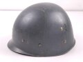 Innenhelm für einen zweiteiligen Stahlhelm nach dem amerikanischen Modell M1. Blauer Originallack, die Klammern am Schweißband defekt. datiert 1956