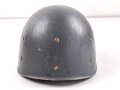 Innenhelm für einen zweiteiligen Stahlhelm nach dem amerikanischen Modell M1. Blauer Originallack, die Klammern am Schweißband defekt. datiert 1956