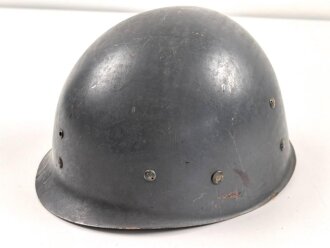 Innenhelm für einen zweiteilgen Stahlhelm nach dem amerikanischen Modell M1. Blauer Originallack, Innenfutter im Bereich des Nacken defekt
