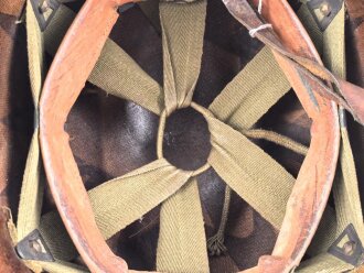 Innenhelm für einen zweiteilgen Stahlhelm nach dem amerikanischen Modell M1. Blauer Originallack, Innenfutter im Bereich des Nacken defekt