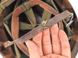 Innenhelm für einen zweiteilgen Stahlhelm nach dem amerikanischen Modell M1. Blauer Originallack, Innenfutter im Bereich des Nacken defekt