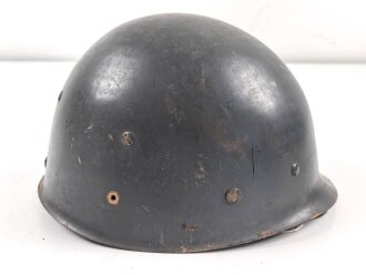 Innenhelm für einen zweiteilgen Stahlhelm nach dem amerikanischen Modell M1. Blauer Originallack, Innenfutter im Bereich des Nacken defekt