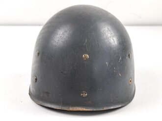 Innenhelm für einen zweiteilgen Stahlhelm nach dem amerikanischen Modell M1. Blauer Originallack, Innenfutter im Bereich des Nacken defekt