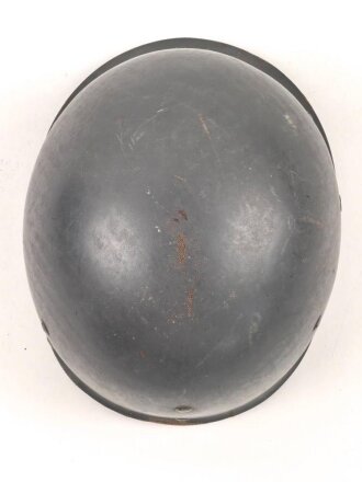 Innenhelm für einen zweiteilgen Stahlhelm nach dem amerikanischen Modell M1. Blauer Originallack, Innenfutter im Bereich des Nacken defekt
