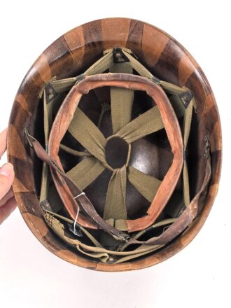 Innenhelm für einen zweiteilgen Stahlhelm nach dem amerikanischen Modell M1. Blauer Originallack, Innenfutter im Bereich des Nacken defekt