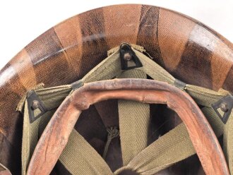 Innenhelm für einen zweiteilgen Stahlhelm nach dem amerikanischen Modell M1. Blauer Originallack, Innenfutter im Bereich des Nacken defekt
