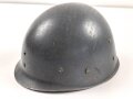 Innenhelm für einen zweiteilgen Stahlhelm nach dem amerikanischen Modell M1. Blauer Originallack, Innenfutter im Bereich des Nacken defekt
