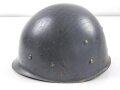 Innenhelm für einen zweiteilgen Stahlhelm nach dem amerikanischen Modell M1. Blauer Originallack, Innenfutter im Bereich des Nacken defekt