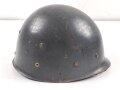 Innenhelm für einen zweiteilgen Stahlhelm nach dem amerikanischen Modell M1. Blauer Originallack, Innenfutter im Bereich des Nacken defekt