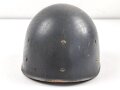 Innenhelm für einen zweiteilgen Stahlhelm nach dem amerikanischen Modell M1. Blauer Originallack, Innenfutter im Bereich des Nacken defekt