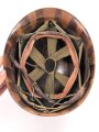 Innenhelm für einen zweiteilgen Stahlhelm nach dem amerikanischen Modell M1. Blauer Originallack, Innenfutter im Bereich des Nacken defekt