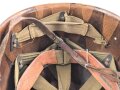 Innenhelm für einen zweiteilgen Stahlhelm nach dem amerikanischen Modell M1. Blauer Originallack, Innenfutter im Bereich des Nacken defekt