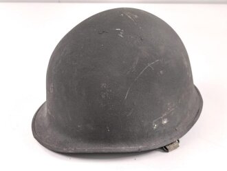 Stahlhelm mit Innenhelm nach dem amerikanischen Modell M1. Originallack, ungereinigtes Stück