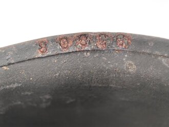 Stahlhelm mit Innenhelm nach dem amerikanischen Modell M1. Originallack, ungereinigtes Stück