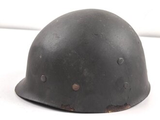 Stahlhelm mit Innenhelm nach dem amerikanischen Modell M1. Originallack, ungereinigtes Stück