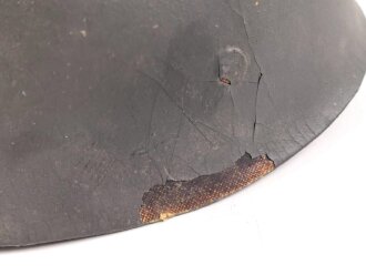 Stahlhelm mit Innenhelm nach dem amerikanischen Modell M1. Originallack, ungereinigtes Stück