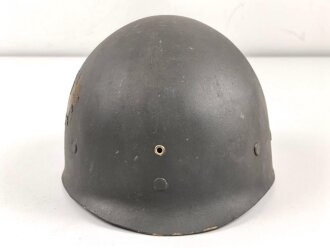 Stahlhelm mit Innenhelm nach dem amerikanischen Modell M1. Originallack, ungereinigtes Stück