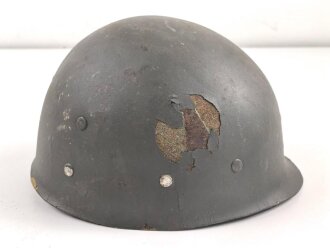 Stahlhelm mit Innenhelm nach dem amerikanischen Modell M1. Originallack, ungereinigtes Stück