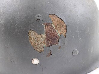 Stahlhelm mit Innenhelm nach dem amerikanischen Modell M1. Originallack, ungereinigtes Stück